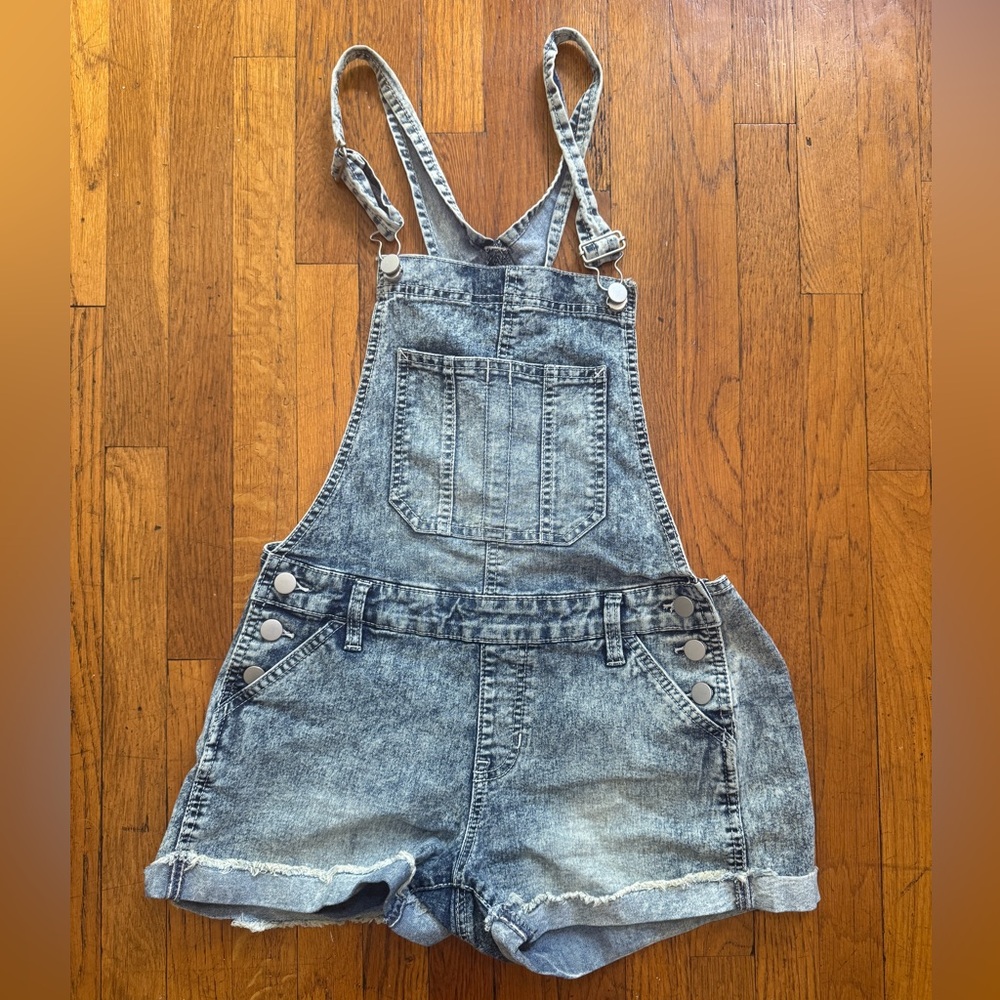 No Boundaries Women’s Acid Wash Distressed Relaxed Fit Denim Overall Shorts